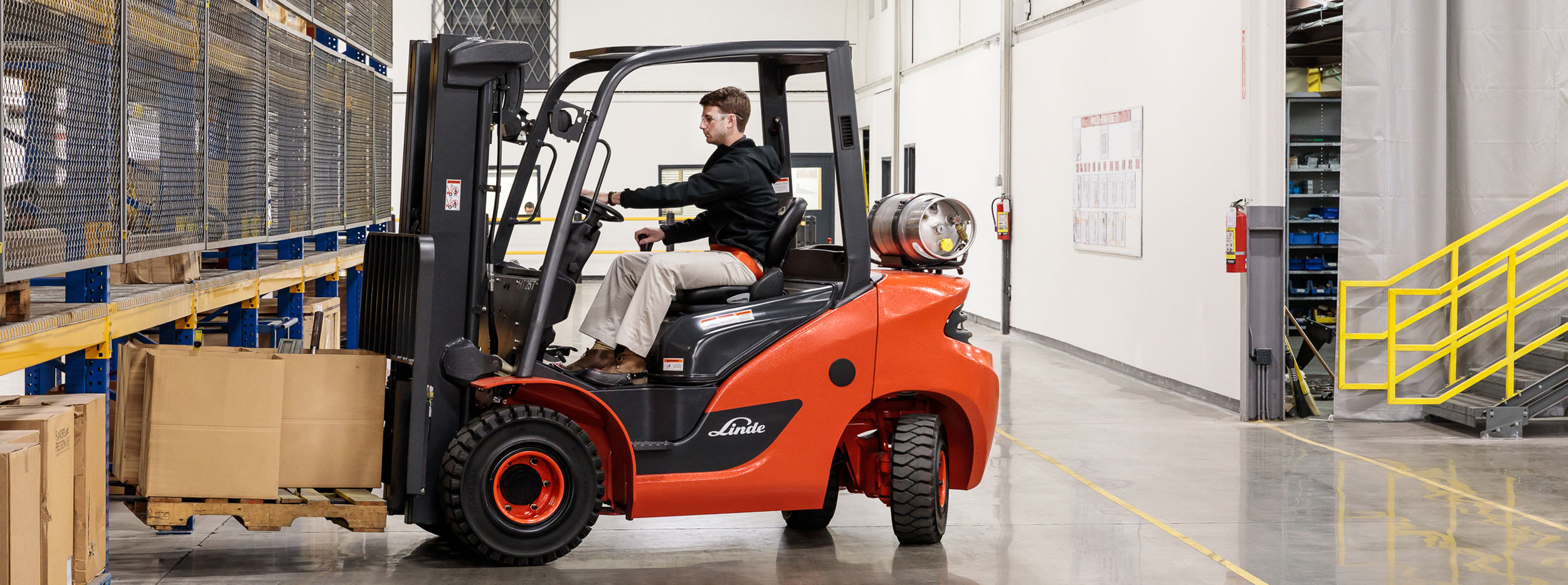 Водитель погрузчика вахта 30 30. Clark 6000 lb forklift. Погрузчик на складе. Вилочный погрузчик на складе. Погрузчик ричтрак.